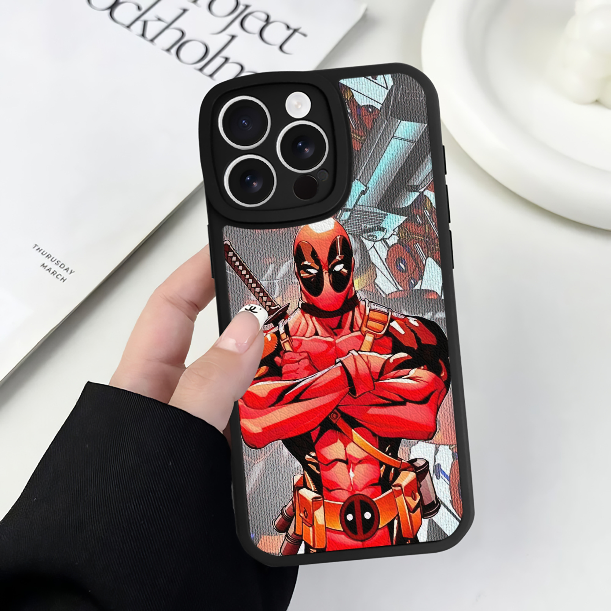 （画像用） Deadpool デッドプール 【iPhone 16シリーズ対応】シリコンスマホケース（レザー調） 材質：シリコン